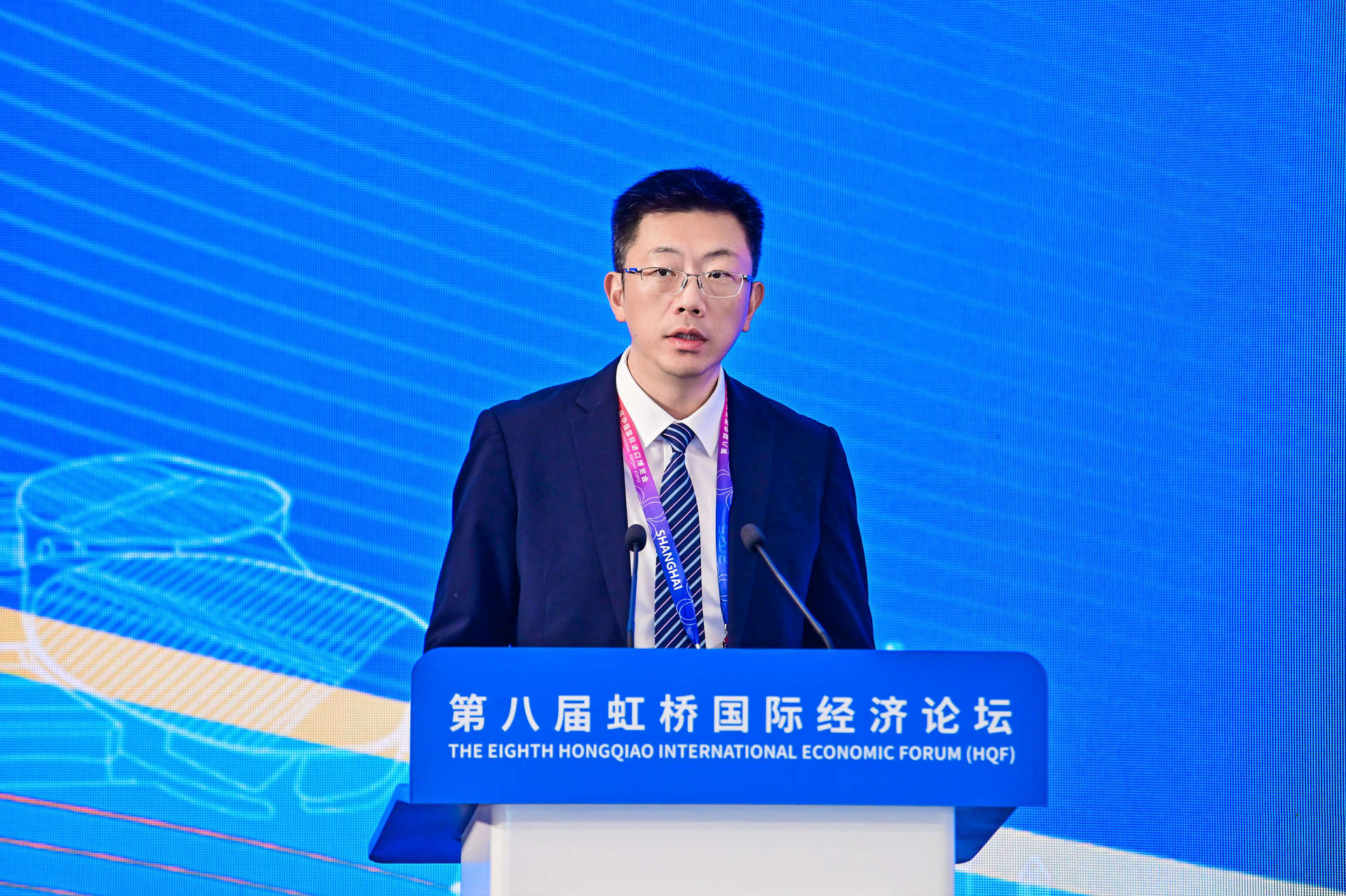 上海虹橋經(jīng)濟(jì)論壇陳總演講照片.jpg